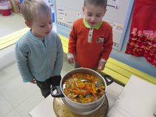 Les élèves de moyenne section de la classe de TPS-PS-MS 1 de l'école Armorique présentent leur recette de soupe au caillou