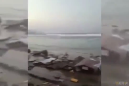 Les premières images du tsunami qui a frappé la région de Palu, en Indonésie.mp4