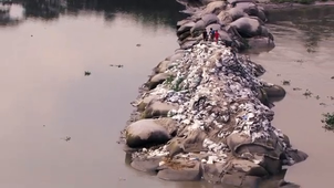 Yann Arthus-Bertrand - Quand la mer devient une menace : le  Bangladesh submergé par le dérèglement climatique.mp4