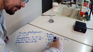 Réaction entre l'acide chlorhydrique et le fer.
