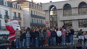 Concert improvisé des élèves des CHAM davant l'hôtel de ville de Mont-de-Marsan