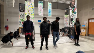 Représentation théâtrale des élèves du parcours lumineux. 