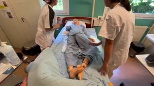 Un exemple de toilette complete au lit .mp4