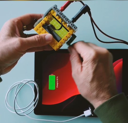 - Charger_Tablette_Moteur_Lego.Mp4