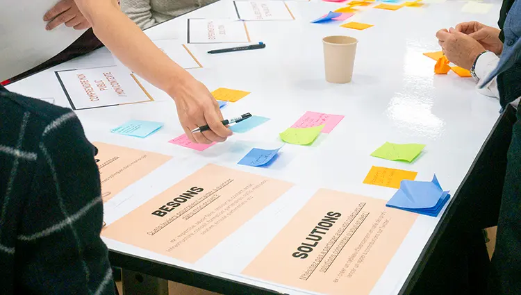 Travail en atelier – visuel d’illustration